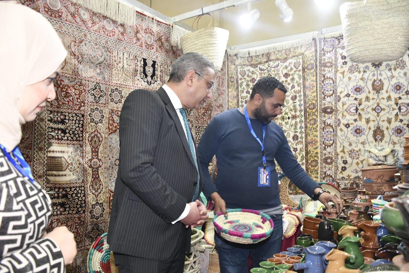 محافظ الفيوم يشارك فى افتتاح جناح أيادي مصر (4)