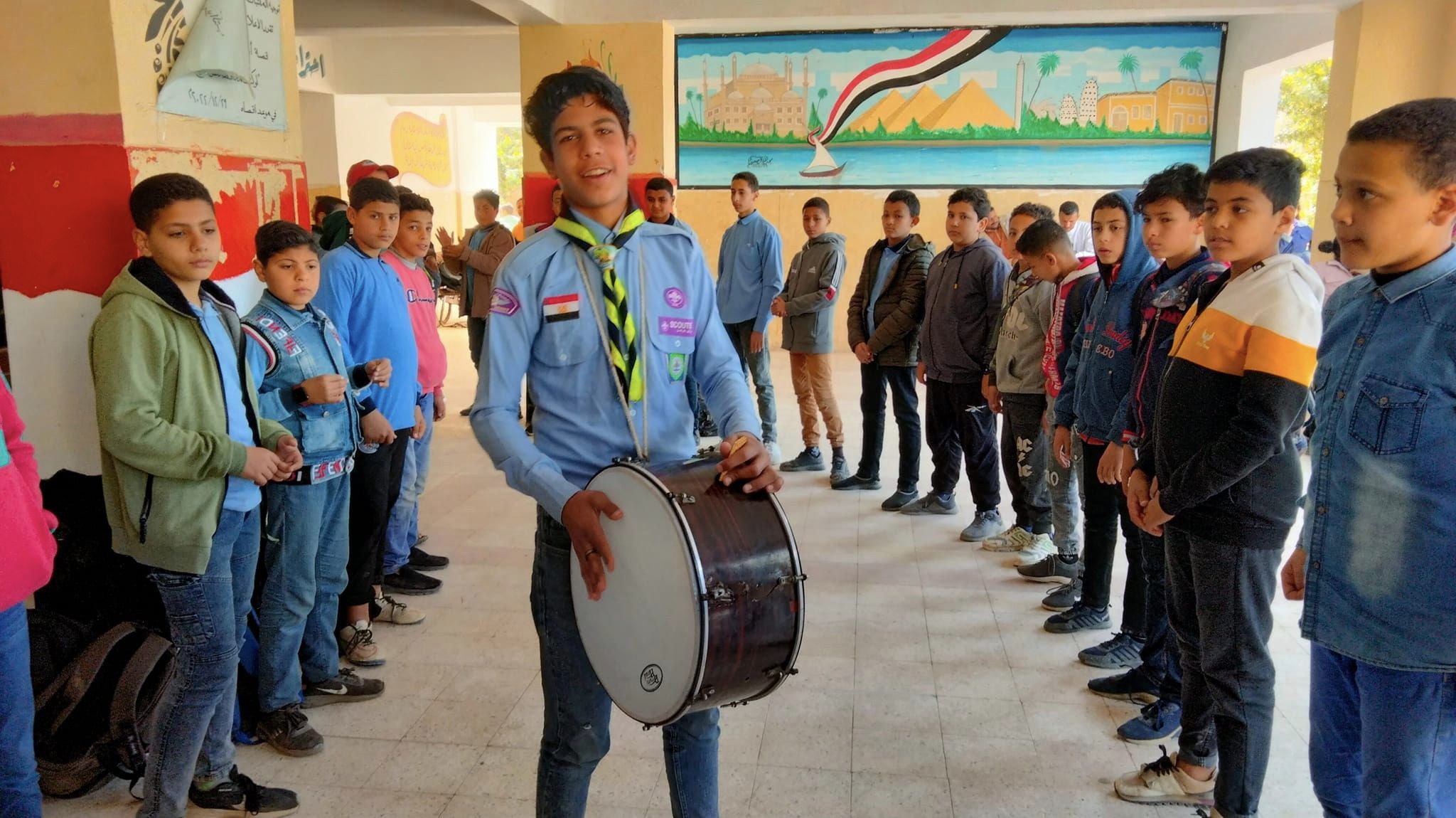 طلاب يودعون مديري مدرسة بالطبول