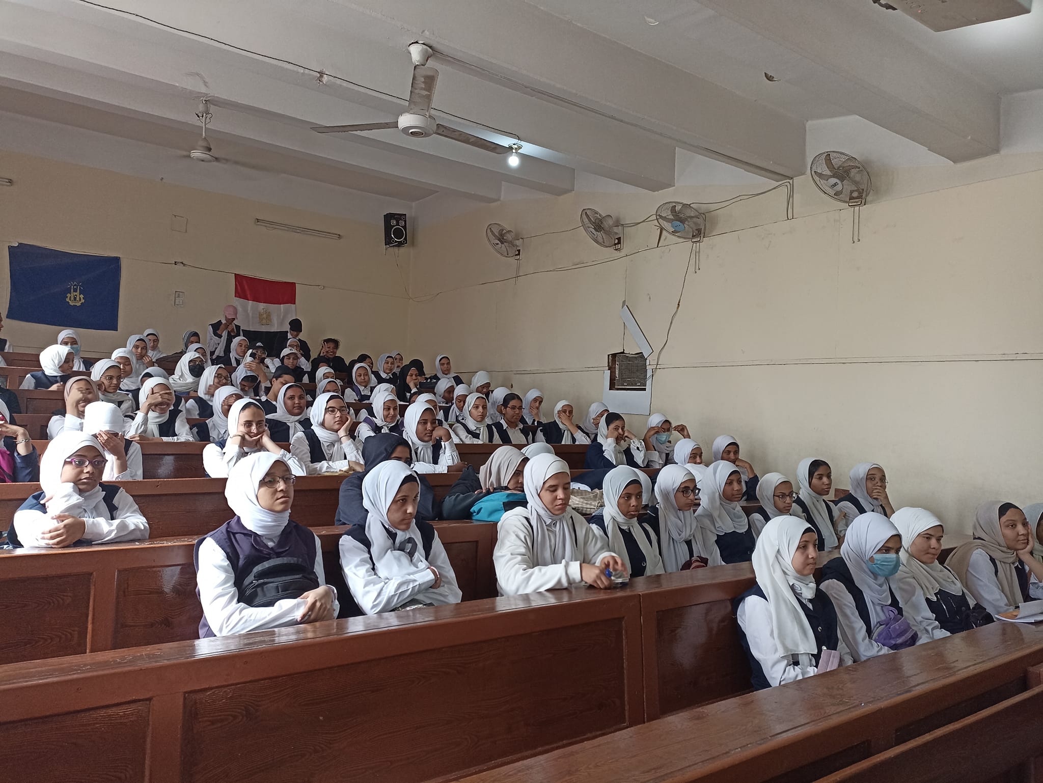 الطلاب حضور الندوة