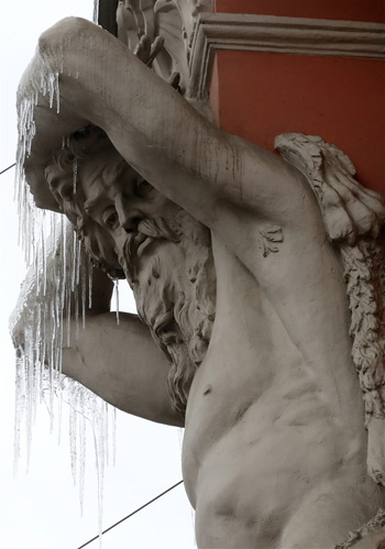 تمثال أطلنط للنحات الدنماركي ديفيد جنسن مغطى بالثلوج