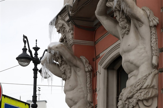 يغطي الجليد تمثال أتلانت للنحات الدنماركي