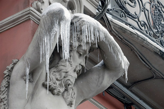 الثلج تغطى تمثال أطلنط للنحات الدنماركي ديفيد جنسن