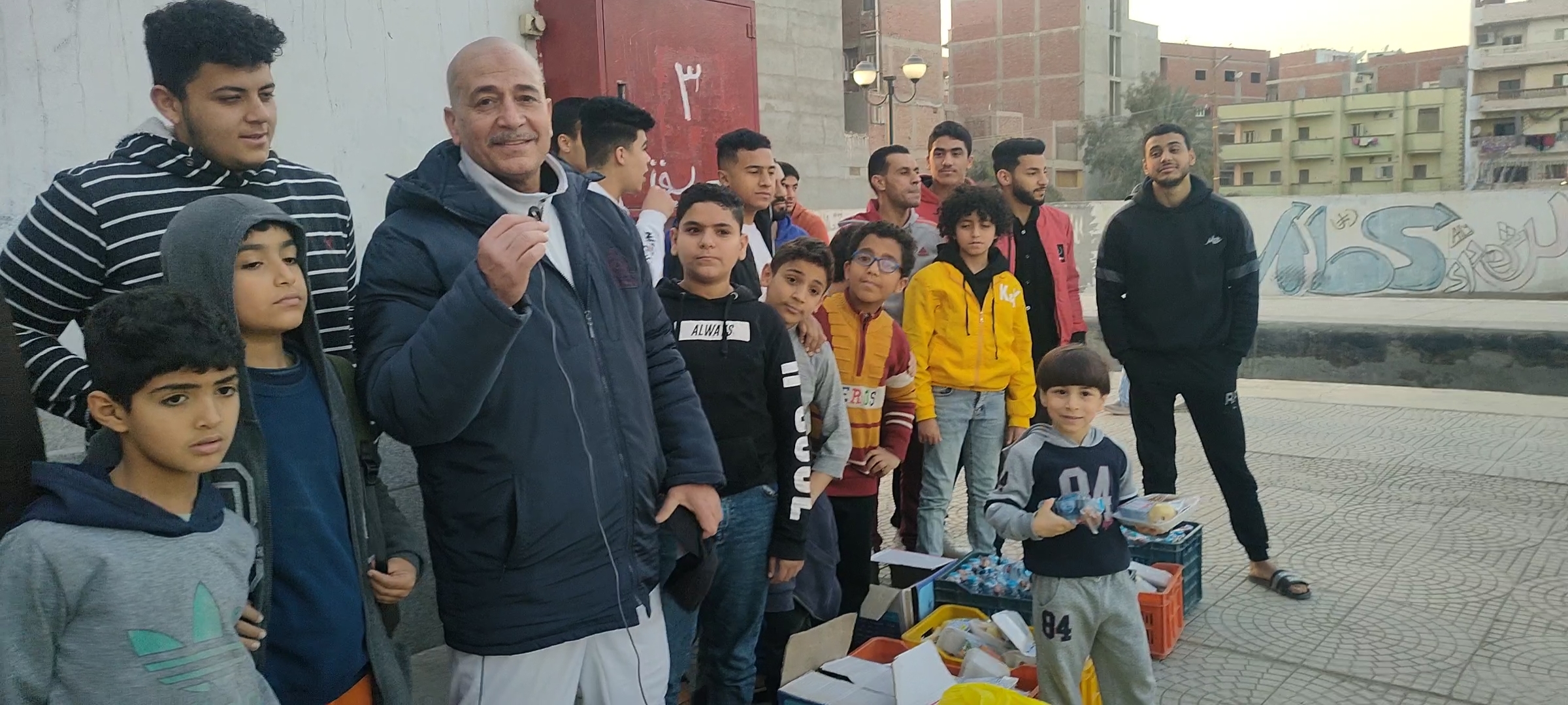 شباب أبوحماد يقدمون الأفطار لركاب القطار (3)