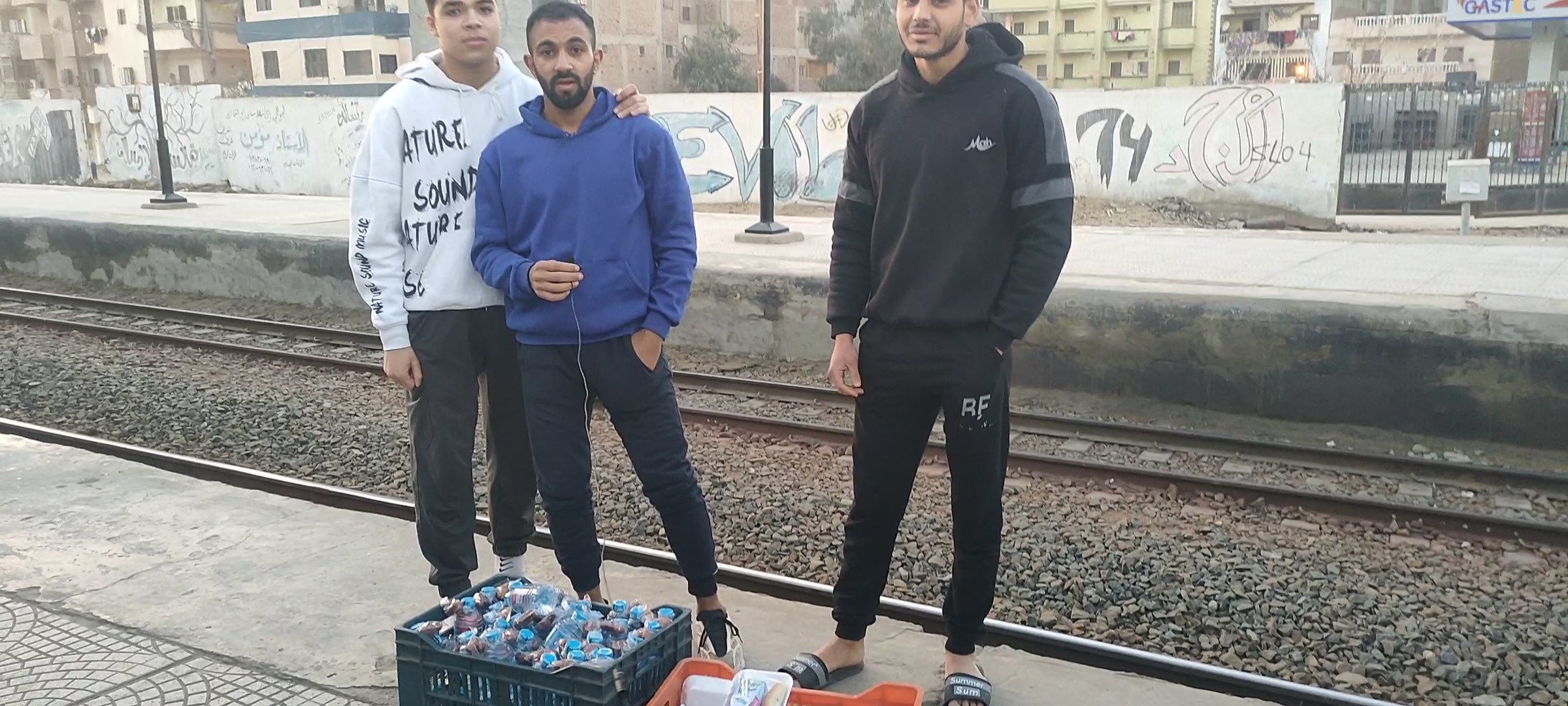 شباب أبوحماد يقدمون الأفطار لركاب القطار (5)
