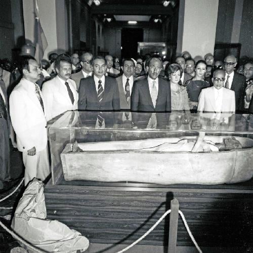 الرئيس السادات خلال زيارته لمتحف التحرير