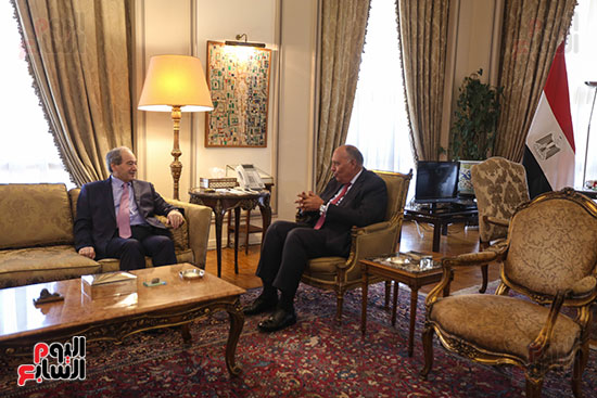 وزير الخارجية سامح شكري منذ قليل نظيره السوري فيصل المقداد (2)
