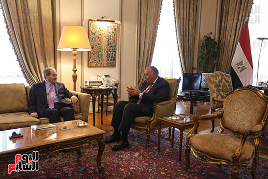 وزير الخارجية سامح شكري منذ قليل نظيره السوري فيصل المقداد (1)
