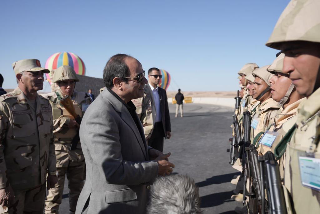 الرئيس السيسي يتفقد الارتكازات الأمنية بشرق القناة (2)