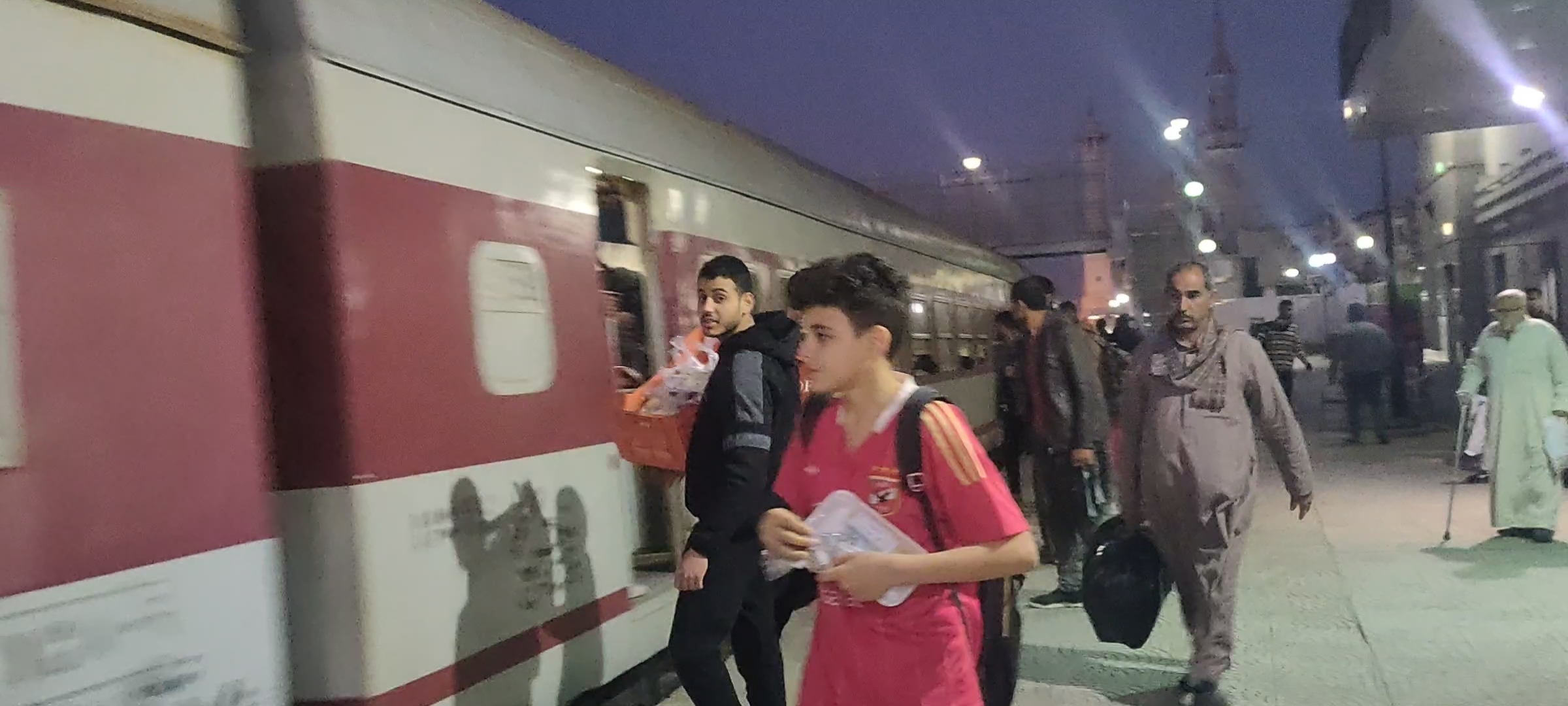 شباب أبوحماد يقدمون الأفطار لركاب القطار (2)