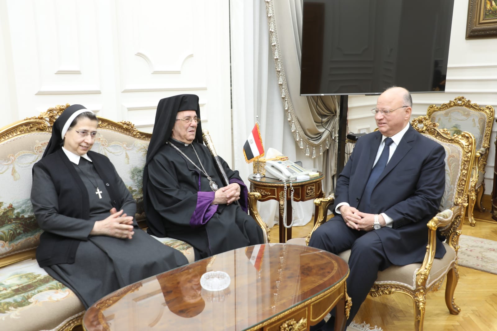 محافظ القاهرة يستقبل وفد بطريركية الأرمن الكاثوليك 3