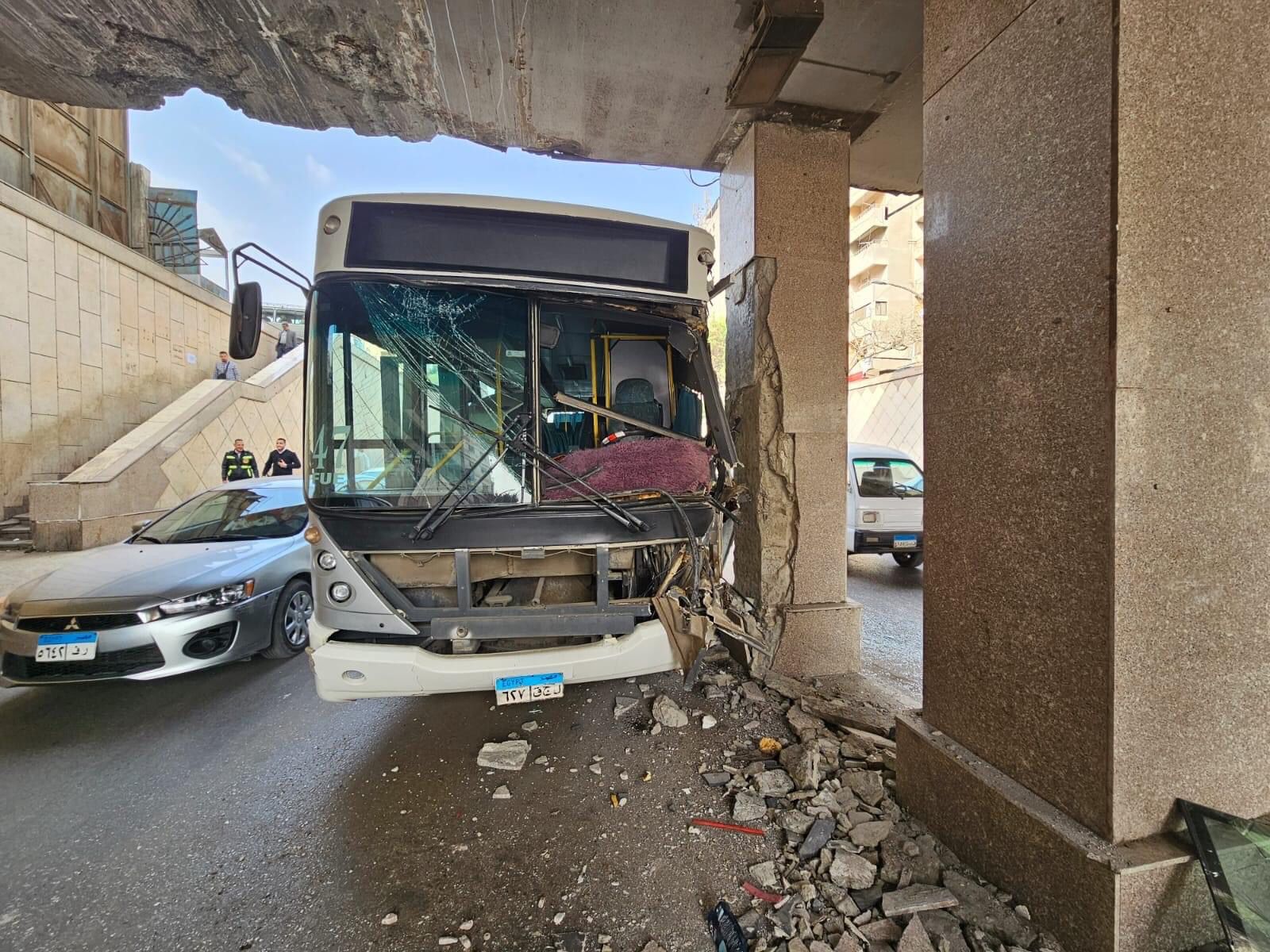 رفع أتوبيس اصطدم بعمود مترو أنفاق الجيزة لمنطقة نفق الهرم (2)
