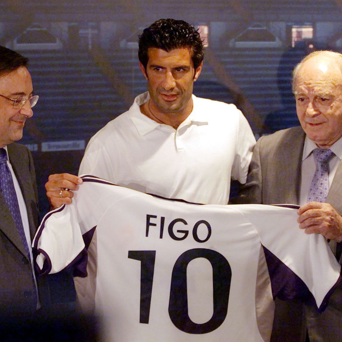 Portuguese-player-Luis-Figo-holds-the-Real-Madrid-shirt