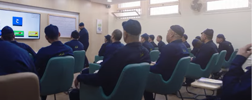 الفصول التعليمية خلف الأسوار