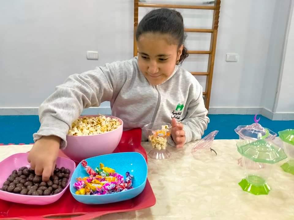فرحة الأطفال خلال عمل فانوس رمضان