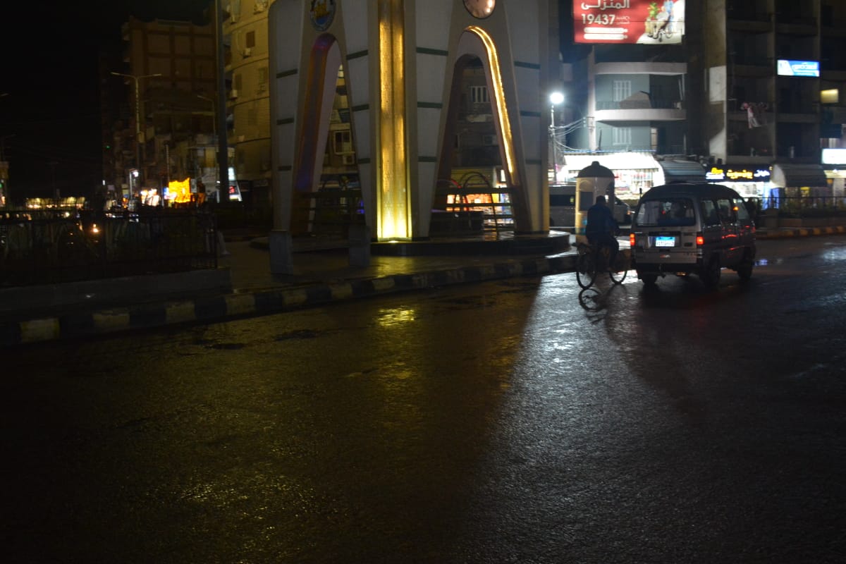 رفع تراكمات مياه الأمطار بمدينة بنها (10)