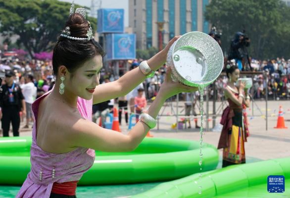 مهرجان رش الماء فى الصين (3)
