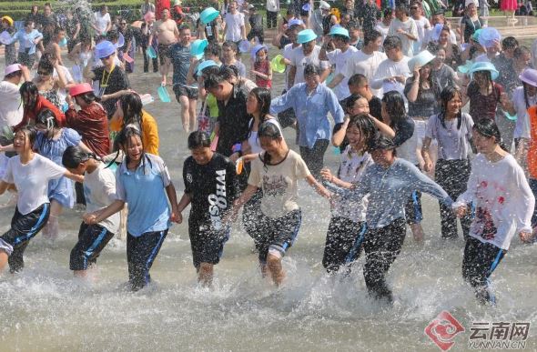 مهرجان رش الماء فى الصين (2)