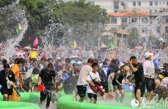 مهرجان رش الماء فى الصين (1)