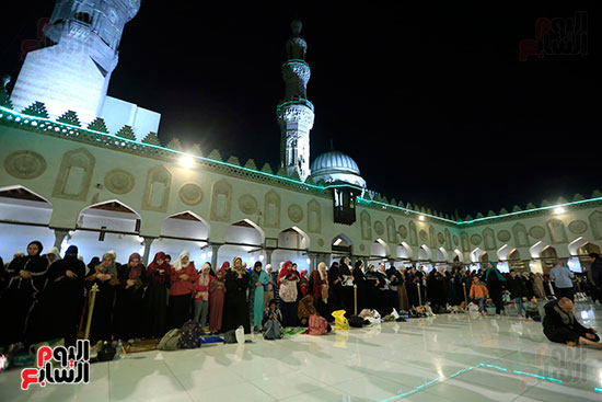 السيدات ينافسن الرجال لصلاة التراويح بالمسجد