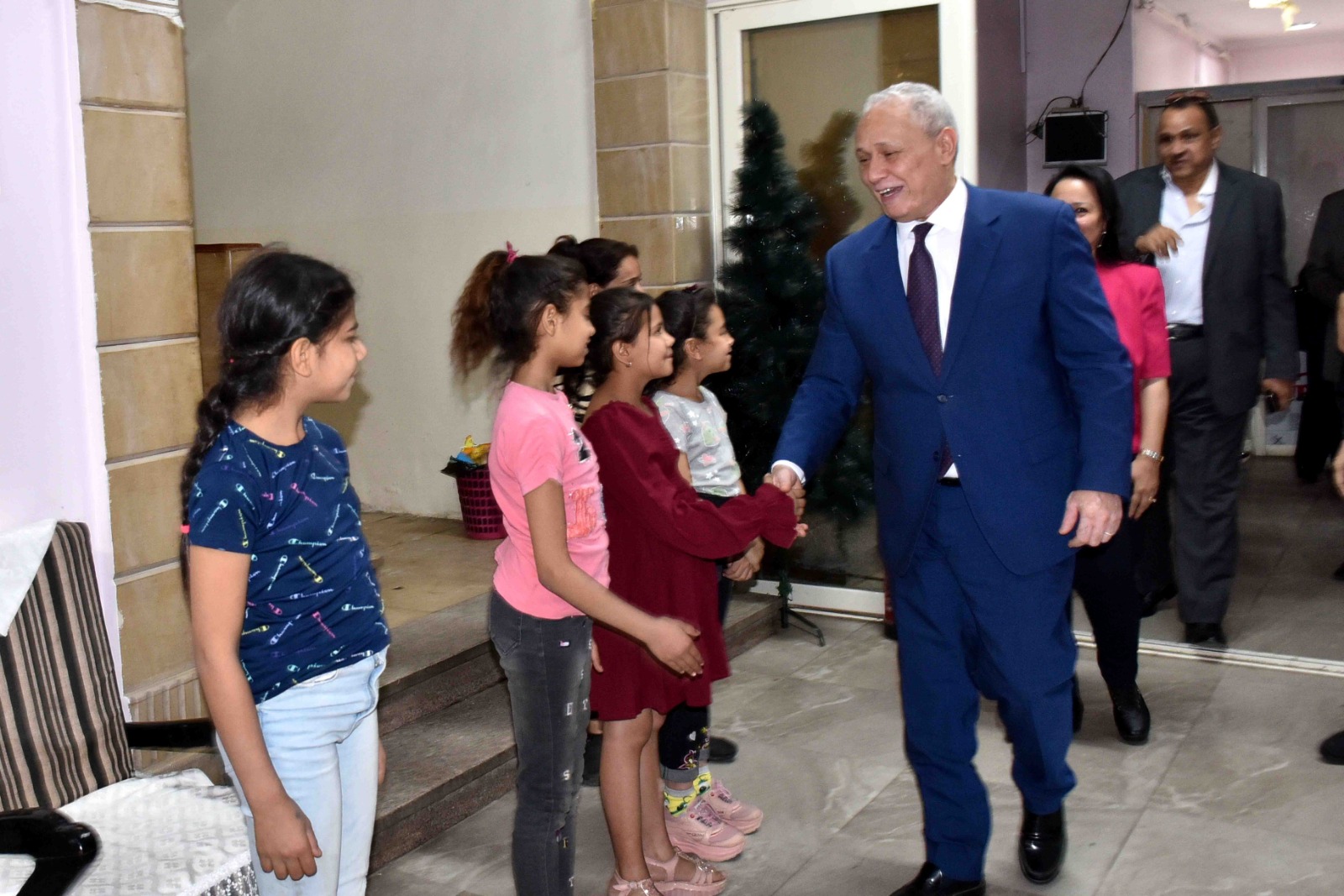 محافظ الأقصر يزور الأطفال بجمعية أصدقاء الكتاب المقدس القبطية الأرثوذكسية (6)