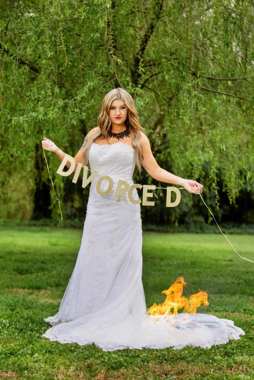 أمريكية مطلقة تحتفل بالطلاق وتحرق فستان الزفاف