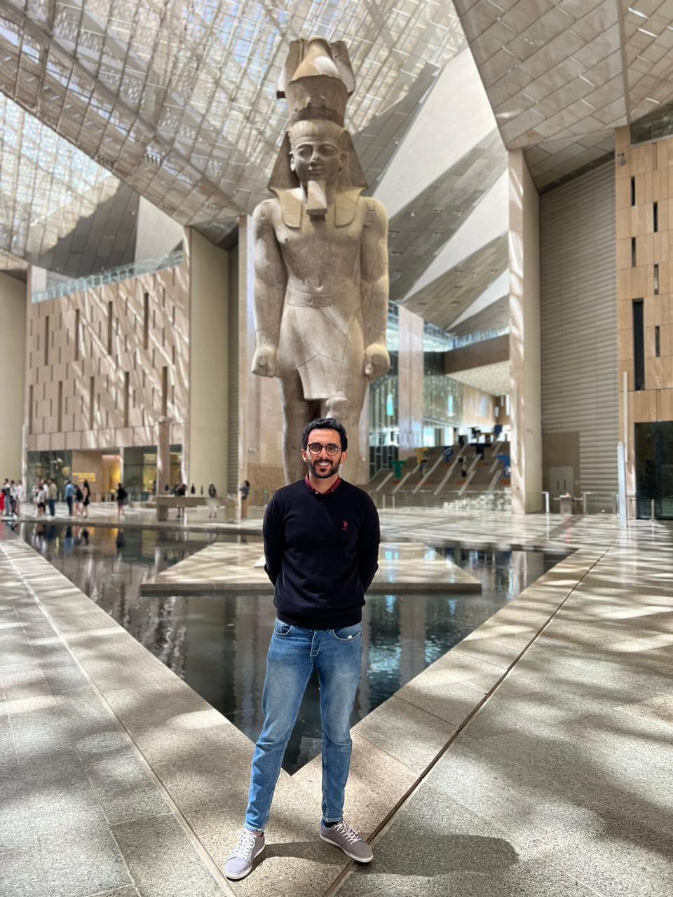 الزميل محمد أسعد أمام تمثال الملك رمسيس الثاني بالمتحف المصري الكبير