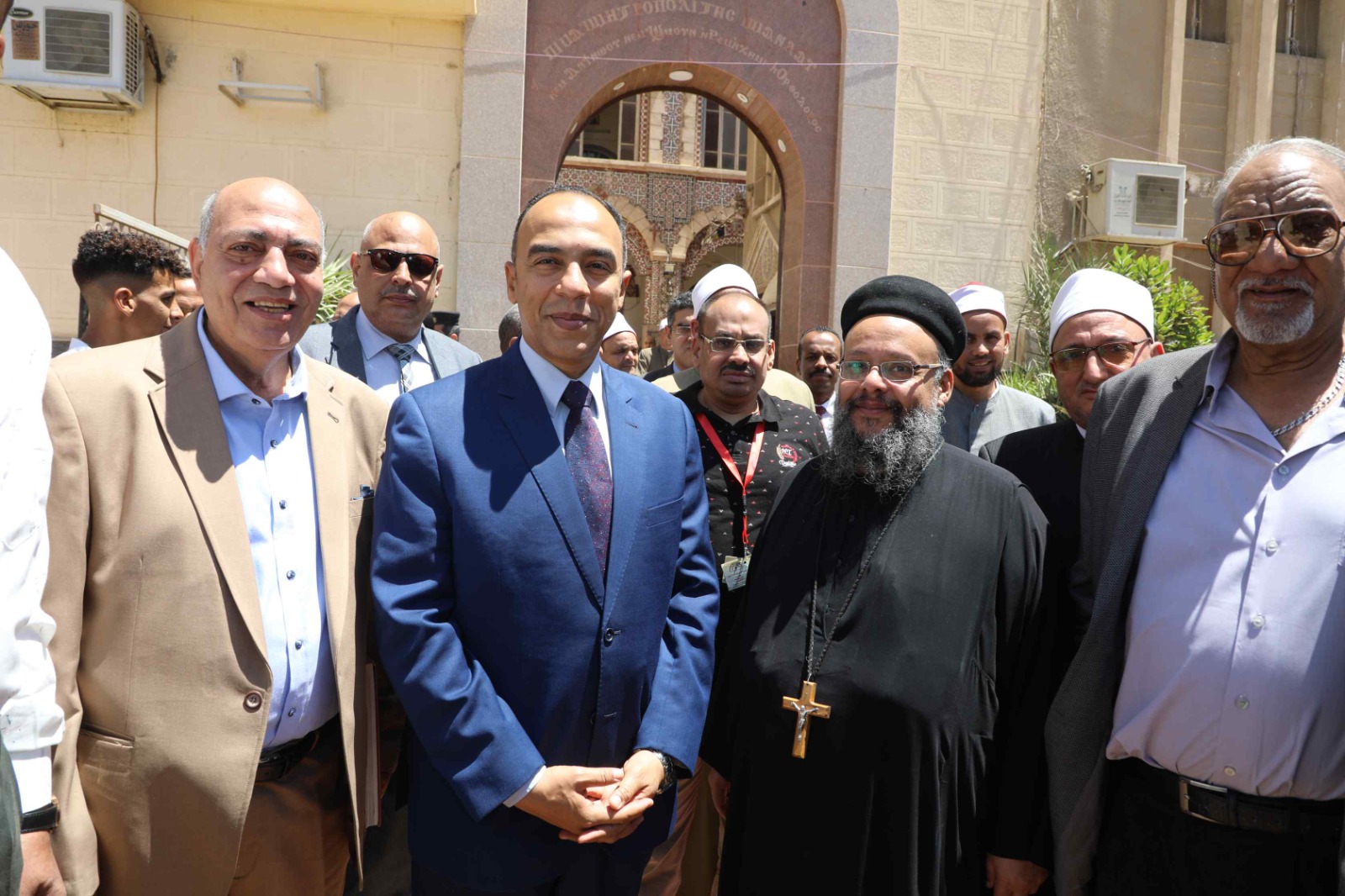 جانب من زيارة مسئولى محافظة المنيا لعدد من الكنائس (4)