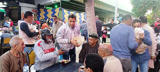 أحمد-شيبة-يشارك-في-توزيع-الطعام-علي-الصائمين