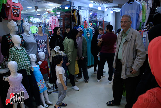زحام شارع العريش بالجيزة لشراء ملابس العيد (17)