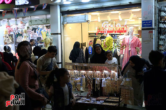 زحام شارع العريش بالجيزة لشراء ملابس العيد (20)