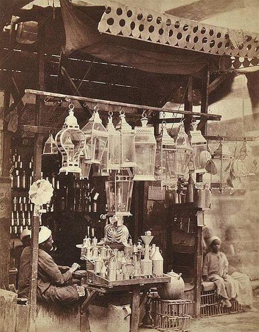 أقدم صورة توثق تاريخ فانوس رمضان تم التقطها عام 1875 بعدسة المصور الفرنسي هنري بيشار Henri Béchard، صاحب أول ستوديو في مصر، الصورة لمحال