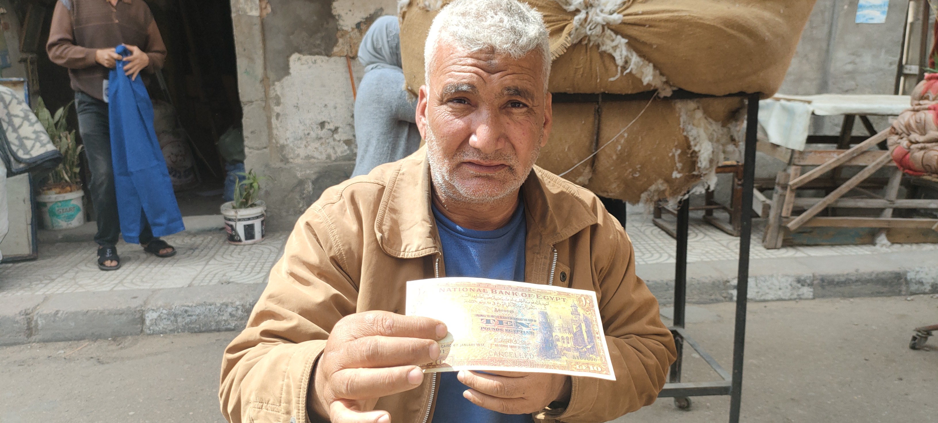 بائع العملات والأحجار بسوق الجمعة بالإسكندرية