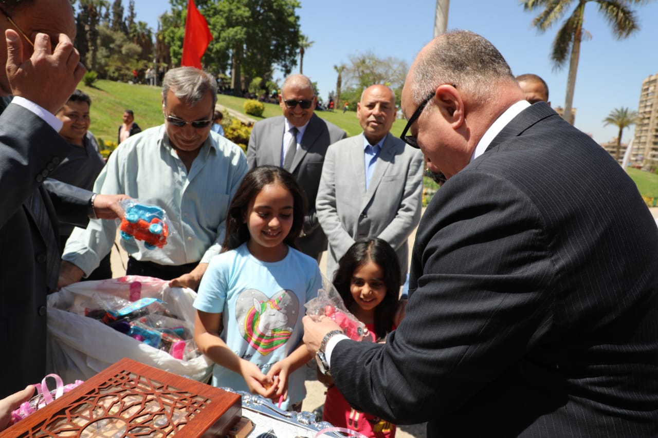 محافظ القاهرة يشارك الاطفال إحتفالات شم النسيم