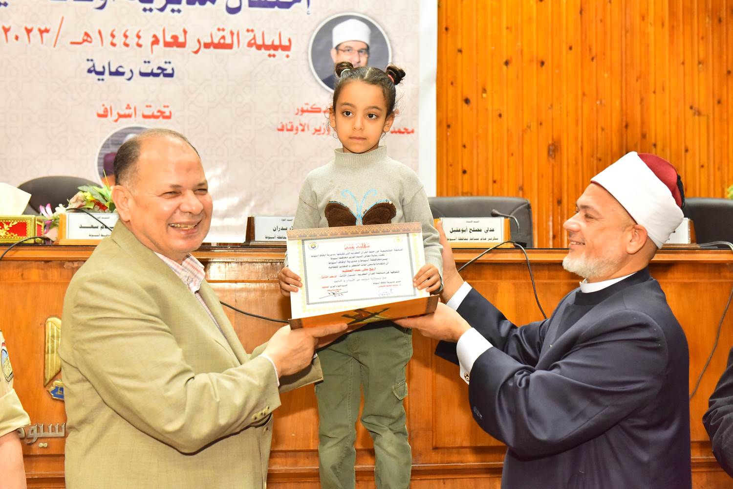  محافظ أسيوط يكرم الفائزين بمسابقة حفظ القرآن الكريم (8)
