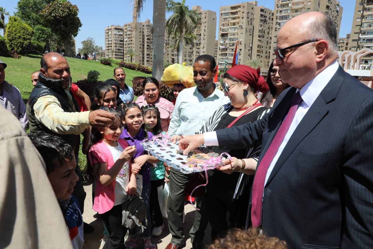 محافظ القاهرة يشارك المواطنين إحتفالات شم النسيم