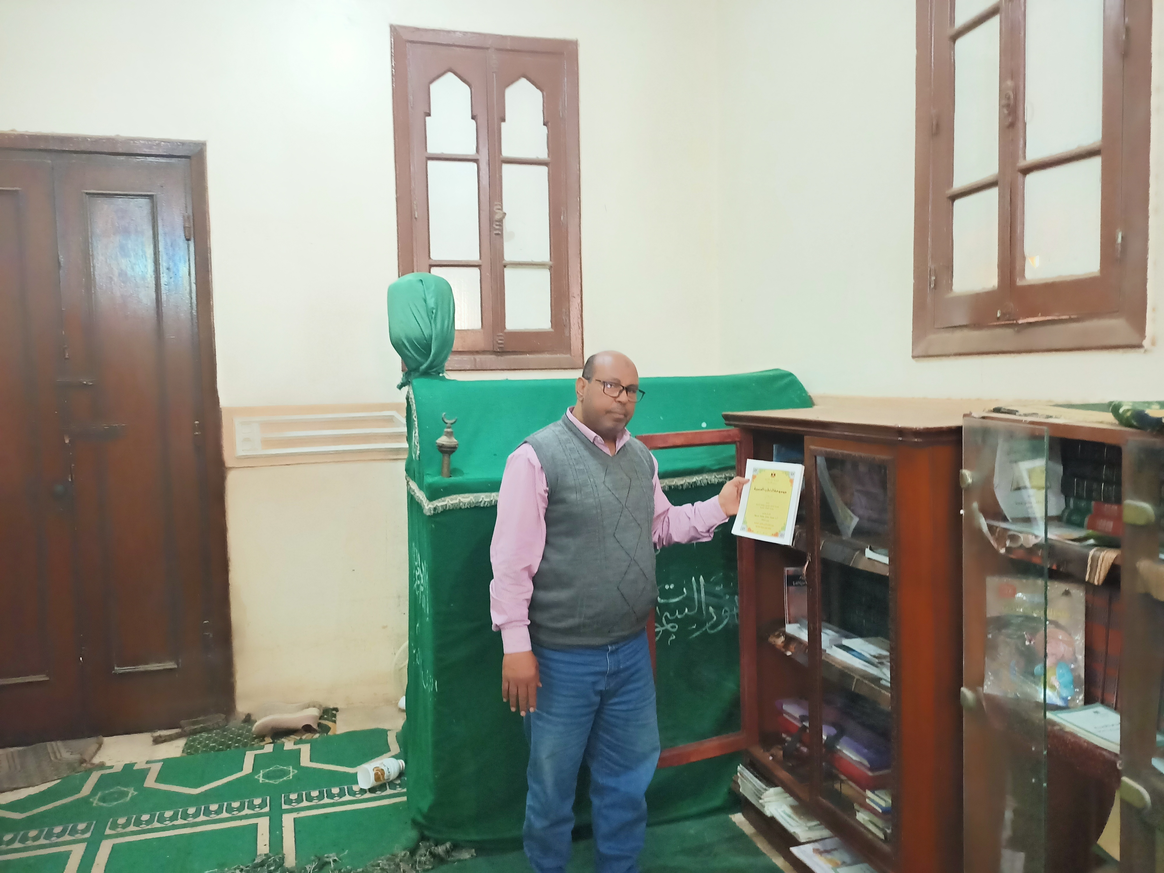 مسؤل المكتبه بمسجد الشيخ زوين