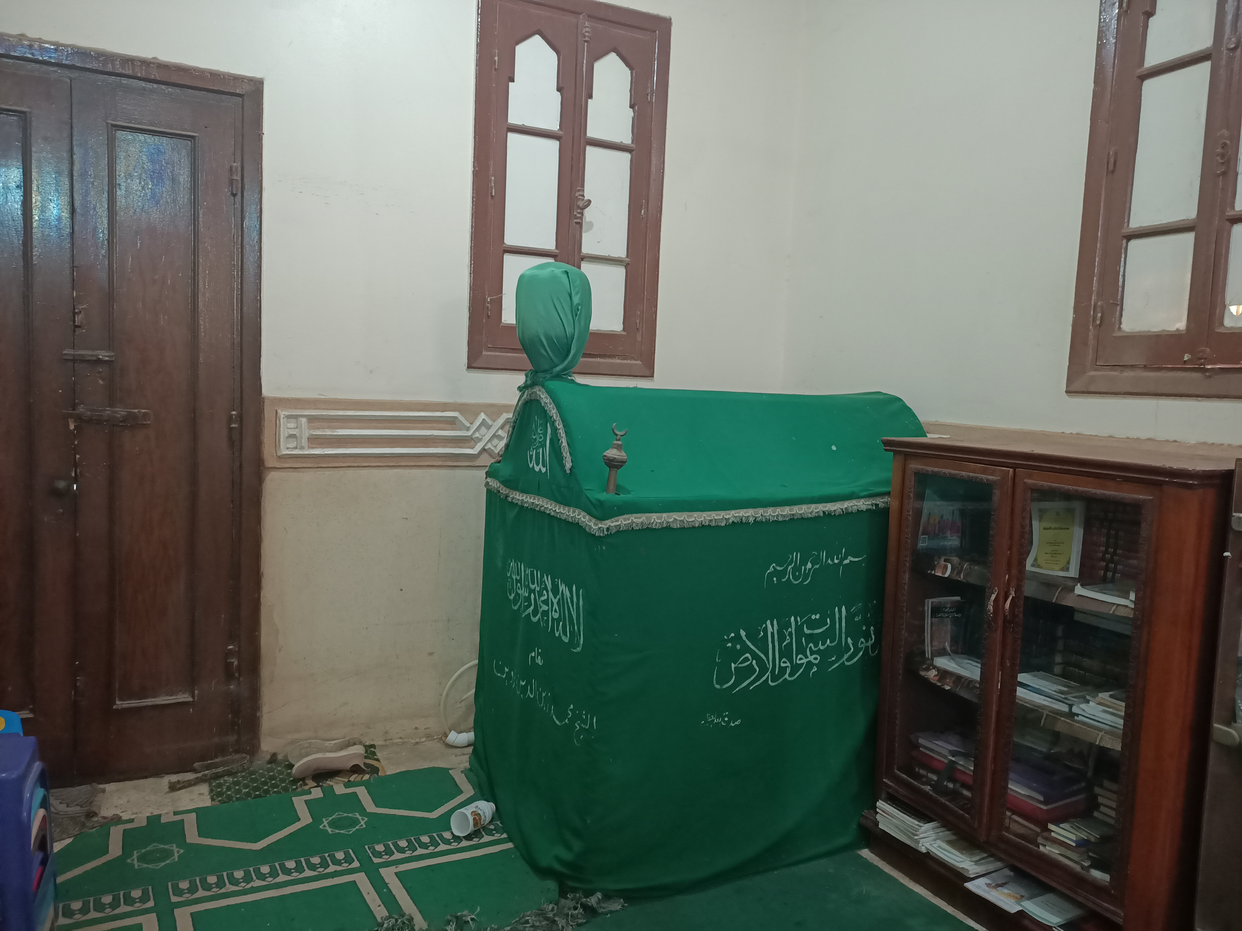 مقام الشيخ زوين داخل المسجد