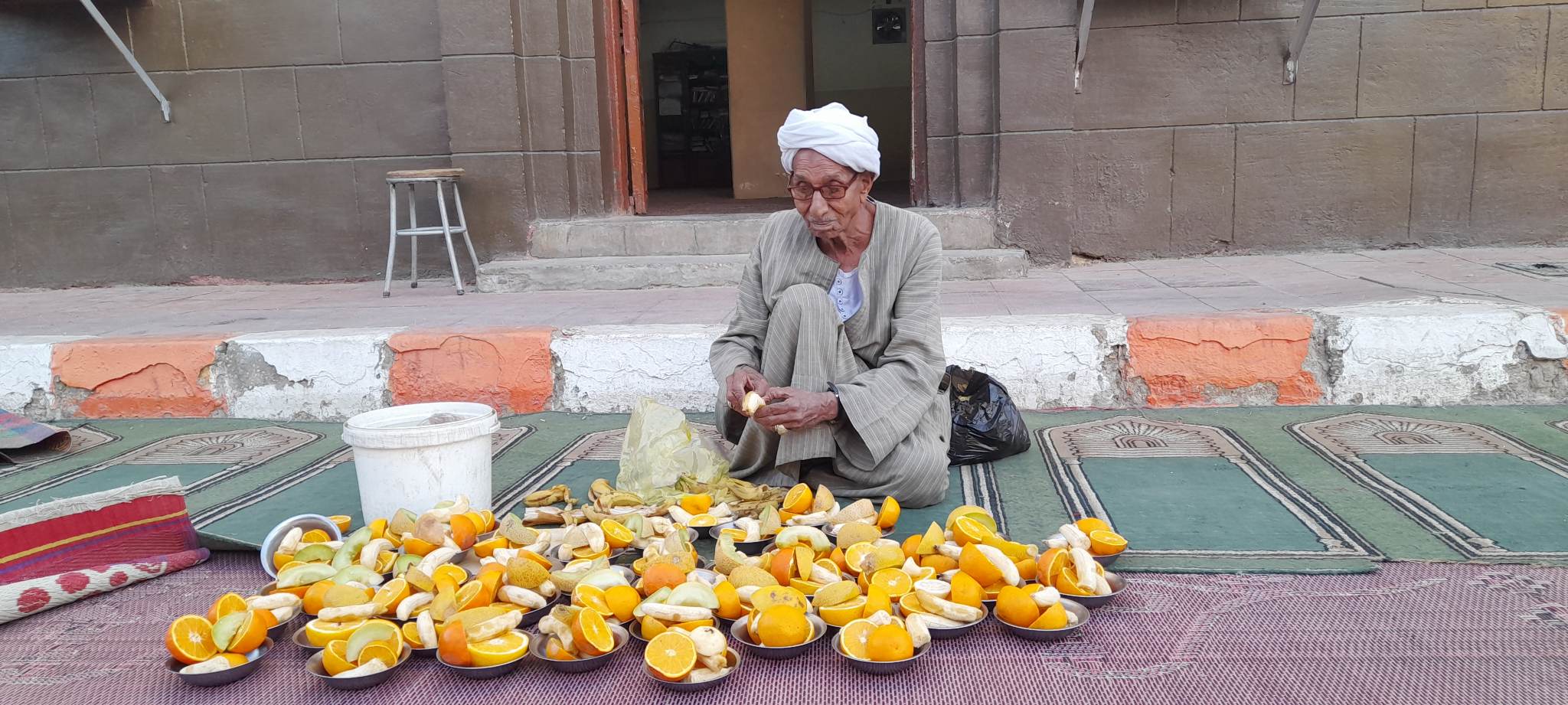 العم فاروق محمد 45 عاما في تجهيز اطباق الفاكهة للصائمين