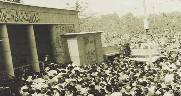 جموع المصريين تحتشد أمام بوابة حديقة الحيوان في «شم النسيم» عام 1968