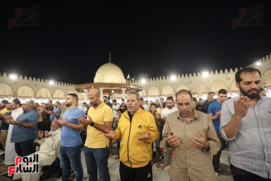 المصلون فى مسجد عمرو بن العاص