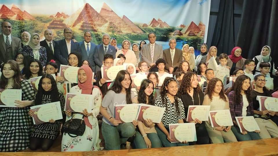 تكريم الطلبة المتفوقين فى الأنشطة بتعليم القاهرة 3