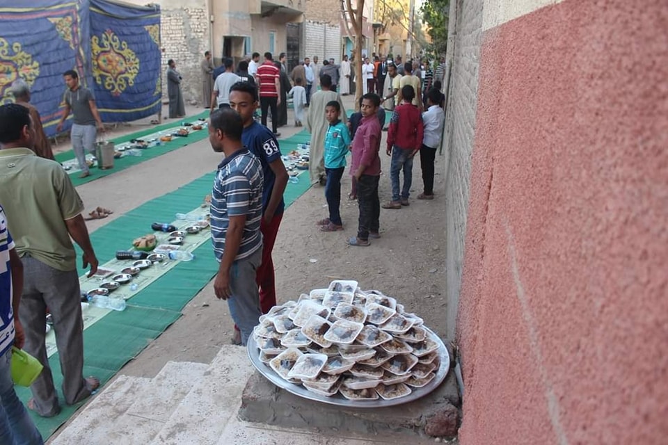 الشباب خلال توزيع الأكل والإفطار فى ساحة المرتضى