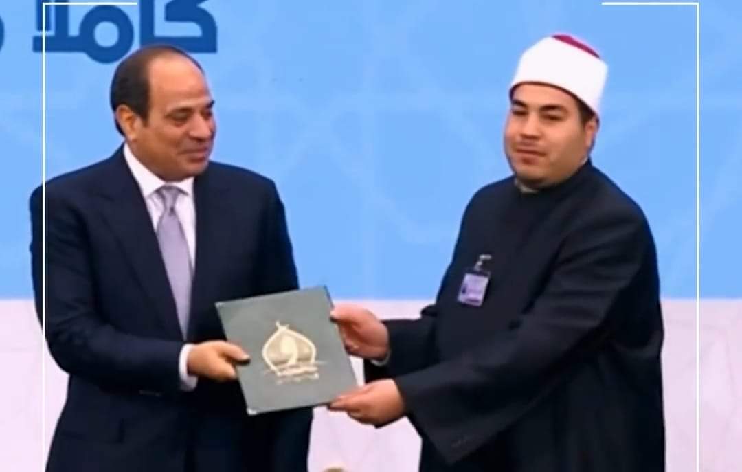 الرئيس السيسي يكرم الشيخ صالح الزياته