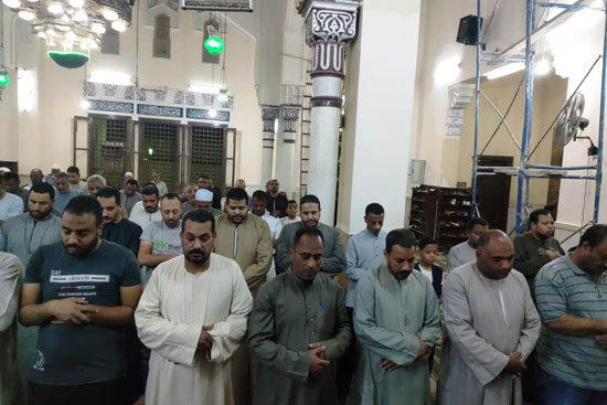 صلاة التراويح في المسجد العتيق بمدينة إسنا  (6)