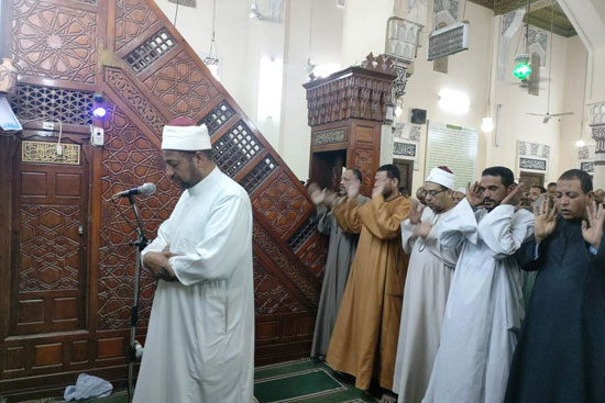 صلاة التراويح في المسجد العتيق بمدينة إسنا  (8)