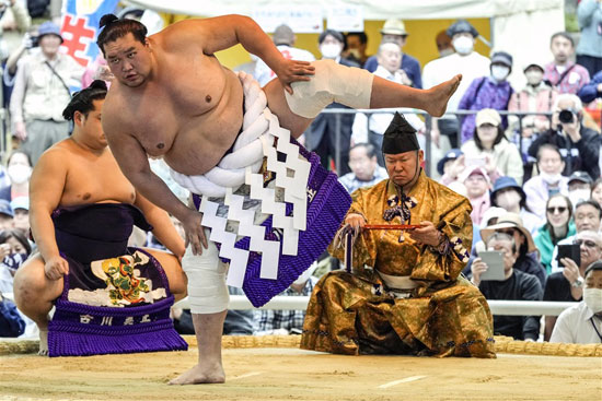 مصارع-السومو-الياباني-المنغولي-المولد-يؤدي-دخول-حلقة-احتفالية-خلال-بطولة-جراند-سومو-السنوية-المخصصة