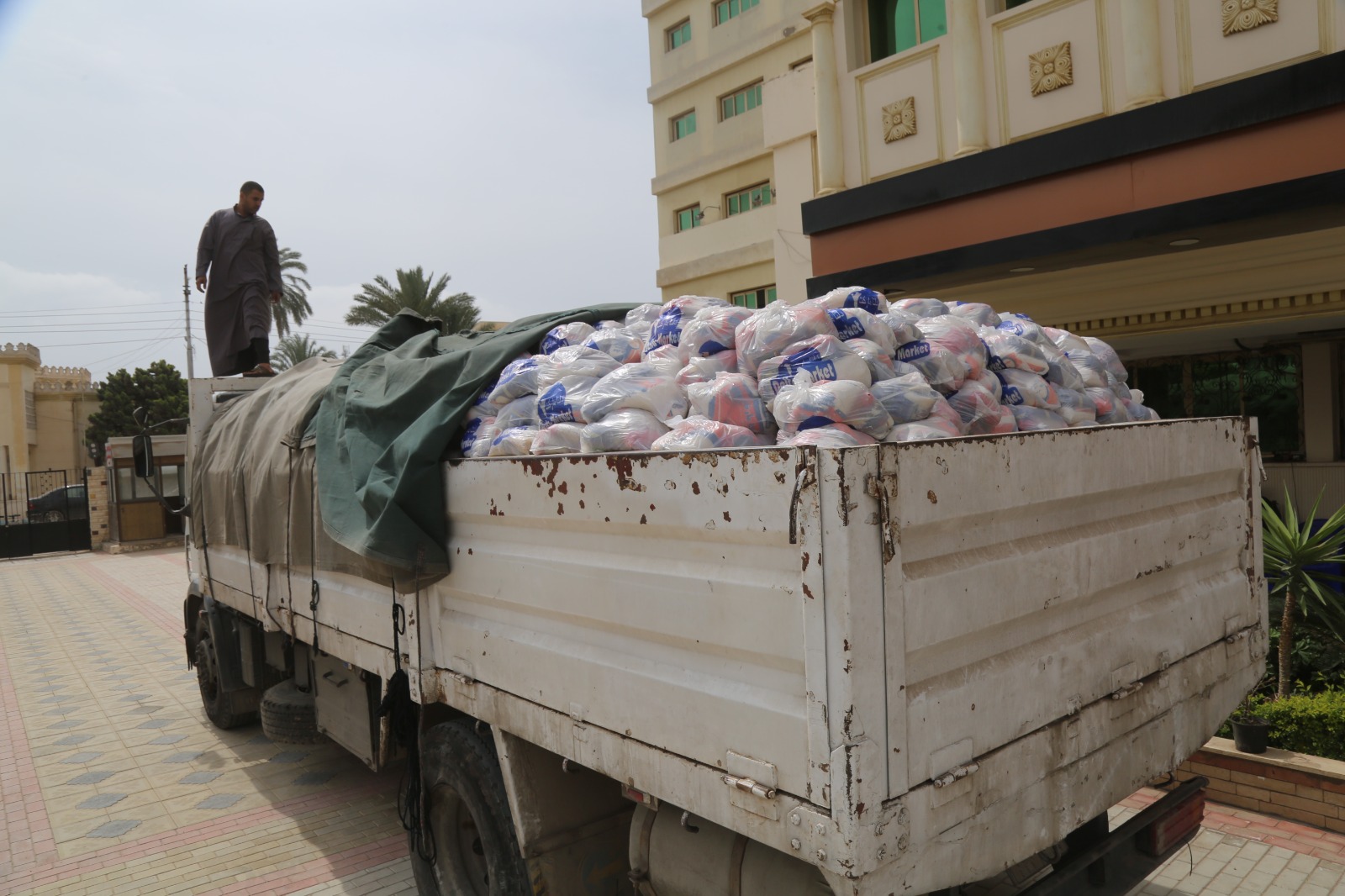 وصول 2500 شنطة رمضانية لتوزيعها على الاسر الأولى بالرعاية