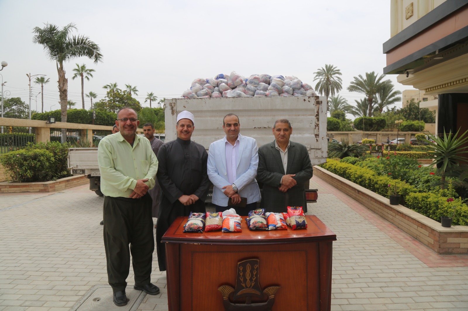 السكرتير العام لمحافظة كفر الشيخ يشهد وصول 2500 شنطة رمضانية