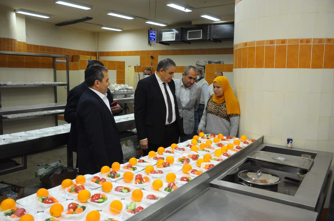رئيس جامعة كفر الشيخ يتفقد مطعم مستشفى جامعة كفر الشيخ