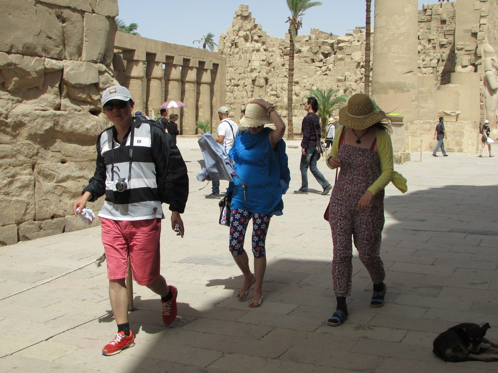 السياح خلال زياراتهم لمعابد الأقصر